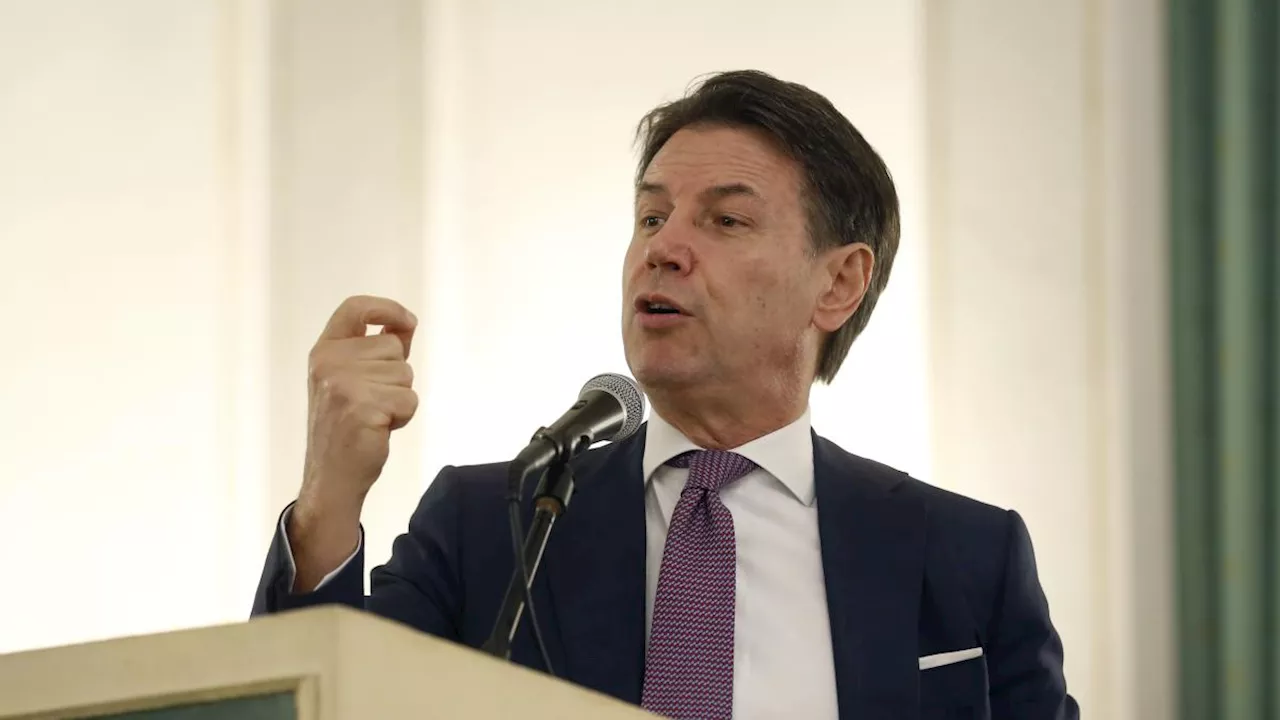 Gli attacchi di Conte al «disegno» Renzi-Schlein. La segretaria lo dribbla: pensiamo alle Regionali