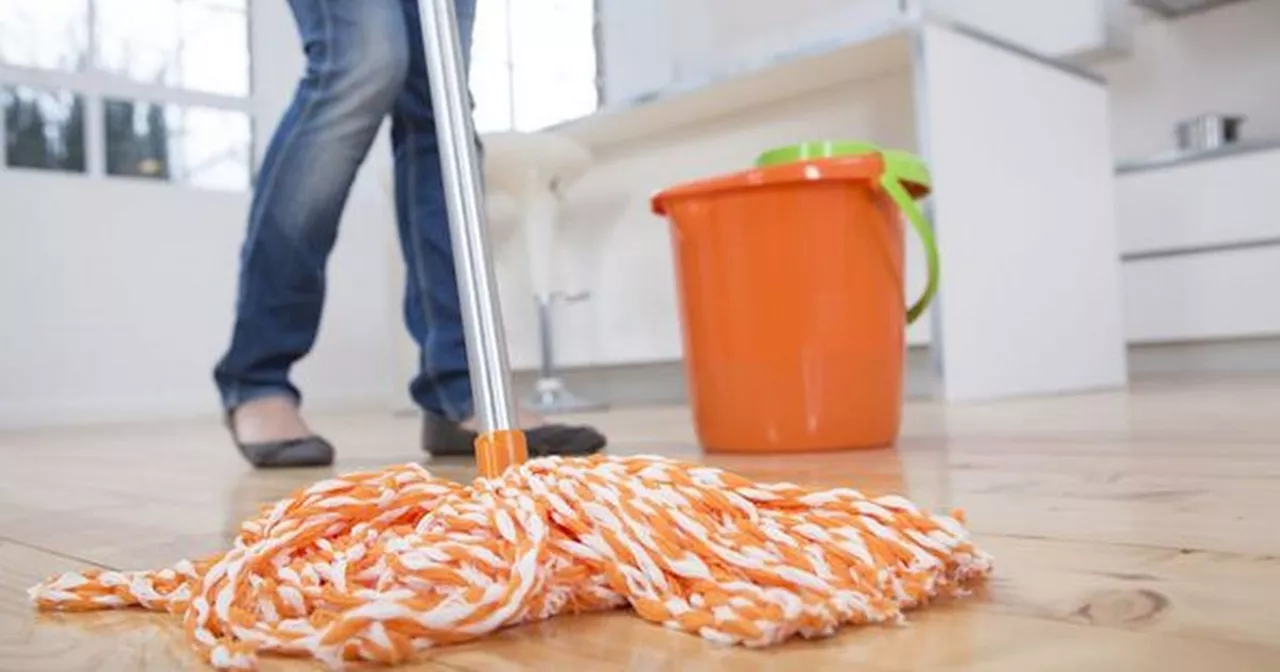 Queen of Clean shares mop tip that tackles limescale and grout