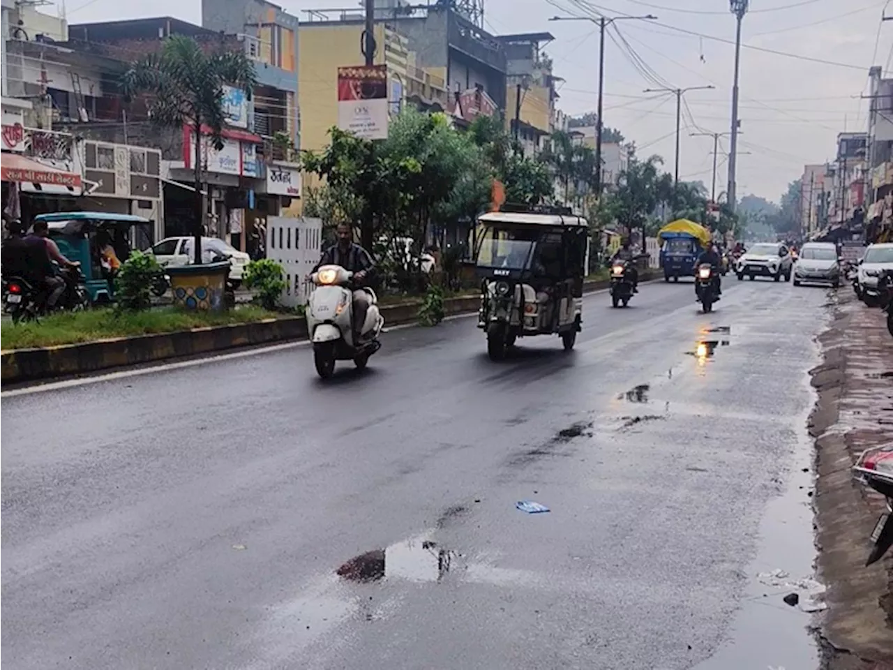 रतलाम में सुबह से रुक-रुककर हुई बारिश: मौसम हुआ ठंडा, तीन दिन तक ऐसा ही रहेगा मौसम