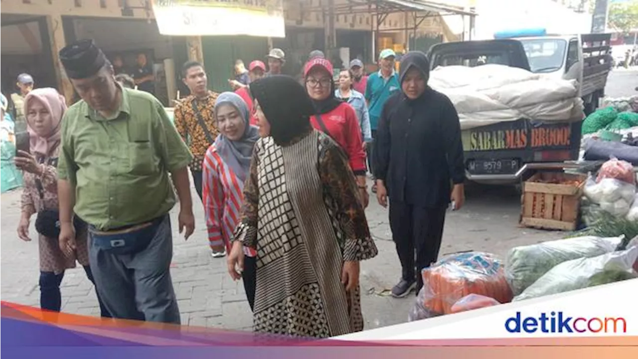 Blusukan ke Pasar di Lamongan, Risma Sebut Ada Penurunan Daya Beli