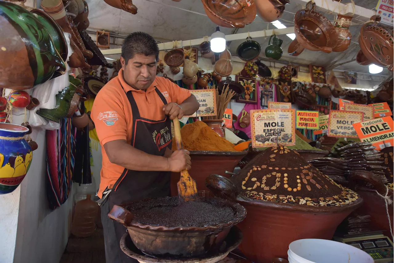 Feria Nacional del Mole se mantiene en Milpa Alta tras inundación en la zona