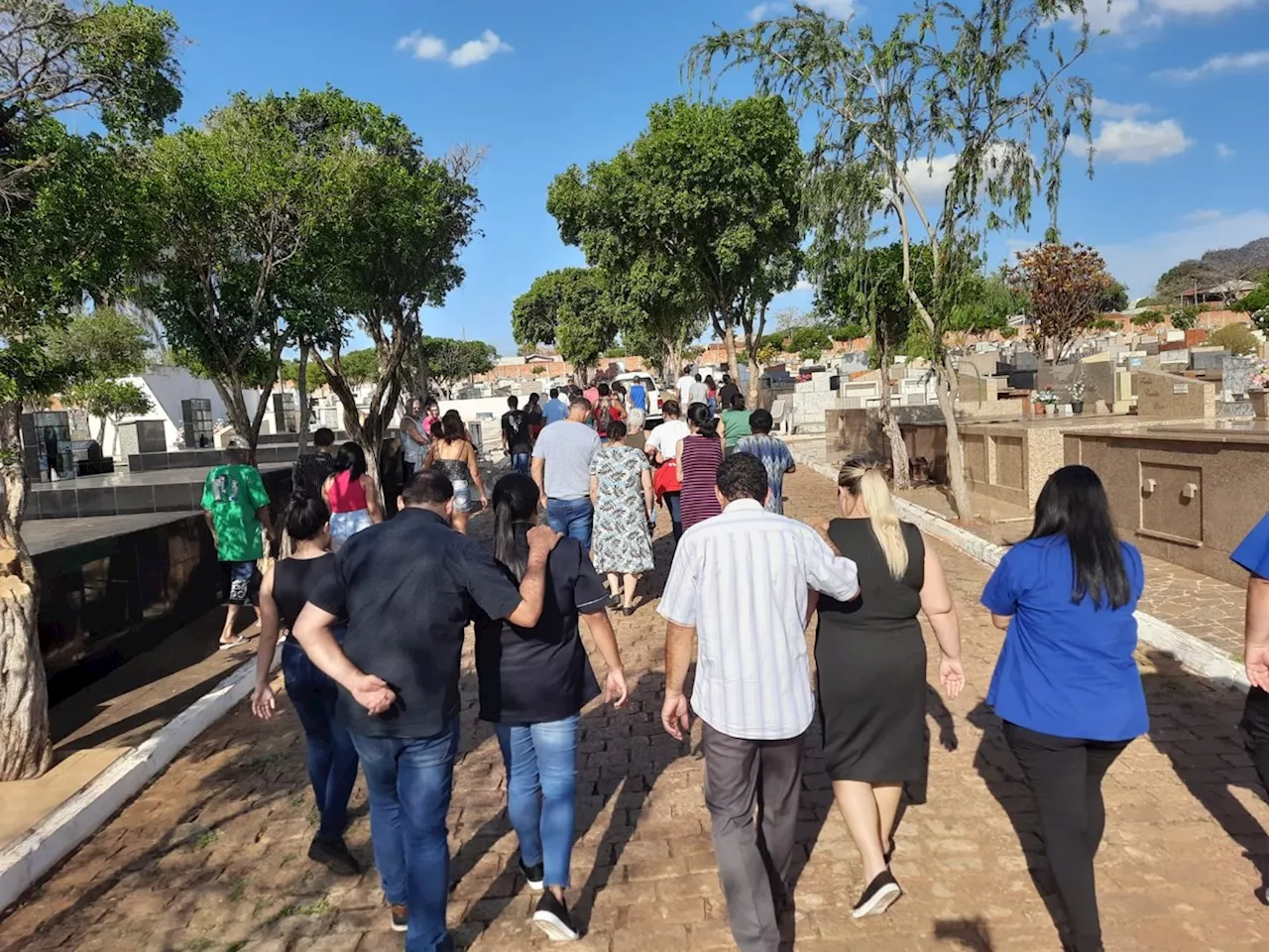 Corpos de mãe e criança atingidos por muro que desabou durante temporal são enterrados em Bauru