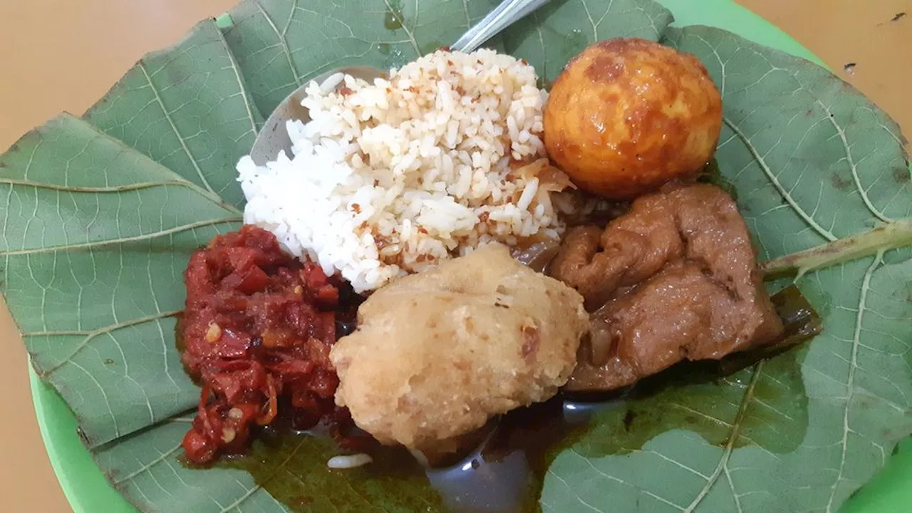 Nasi Jamblang Cirebon: Kelezatan Daun Jati dan Sambal Goreng Khas