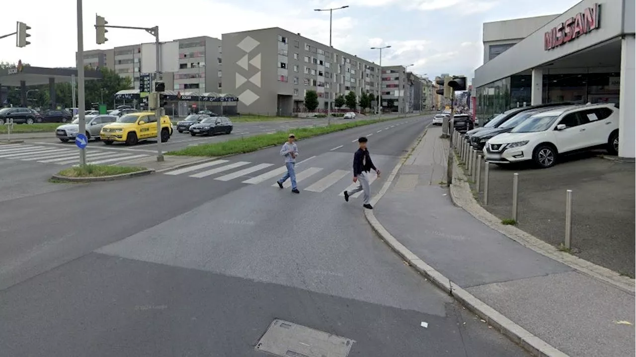 Fußgänger auf Schutzweg gegen Autoscheibe geschleudert