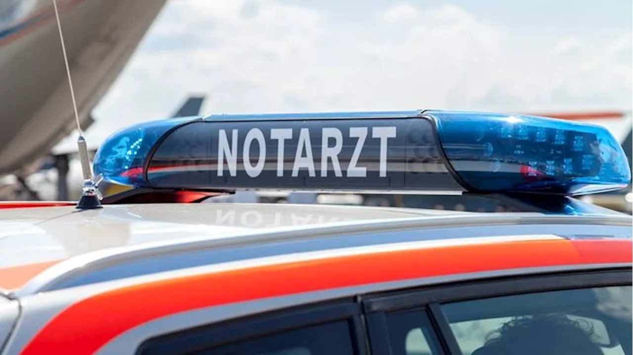 Von Straße abgekommen - 49-Jährige prallt mit Auto gegen Baum