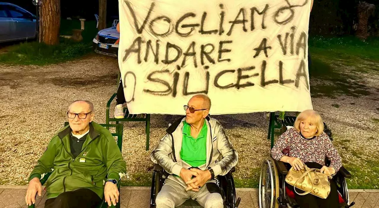 Roma, ex Jonio: la protesta degli anziani che non possono trasferirsi perché l'hotel è occupato dagli abusivi