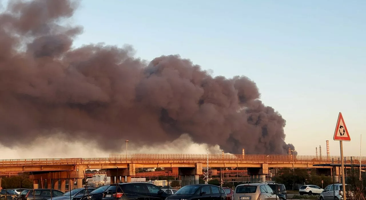 Taranto, incendio in un deposito di addobbi natalizi: nube nera sulla città. Il Comune: «Chiudete le finestre»