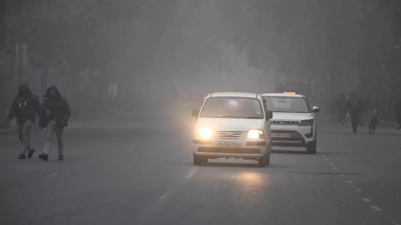 Delhi Weather: मौसम बदल रहा करवट, तापमान आ रहा नीचे; लेकिन उमस भरी गर्मी अब कर रही परेशान