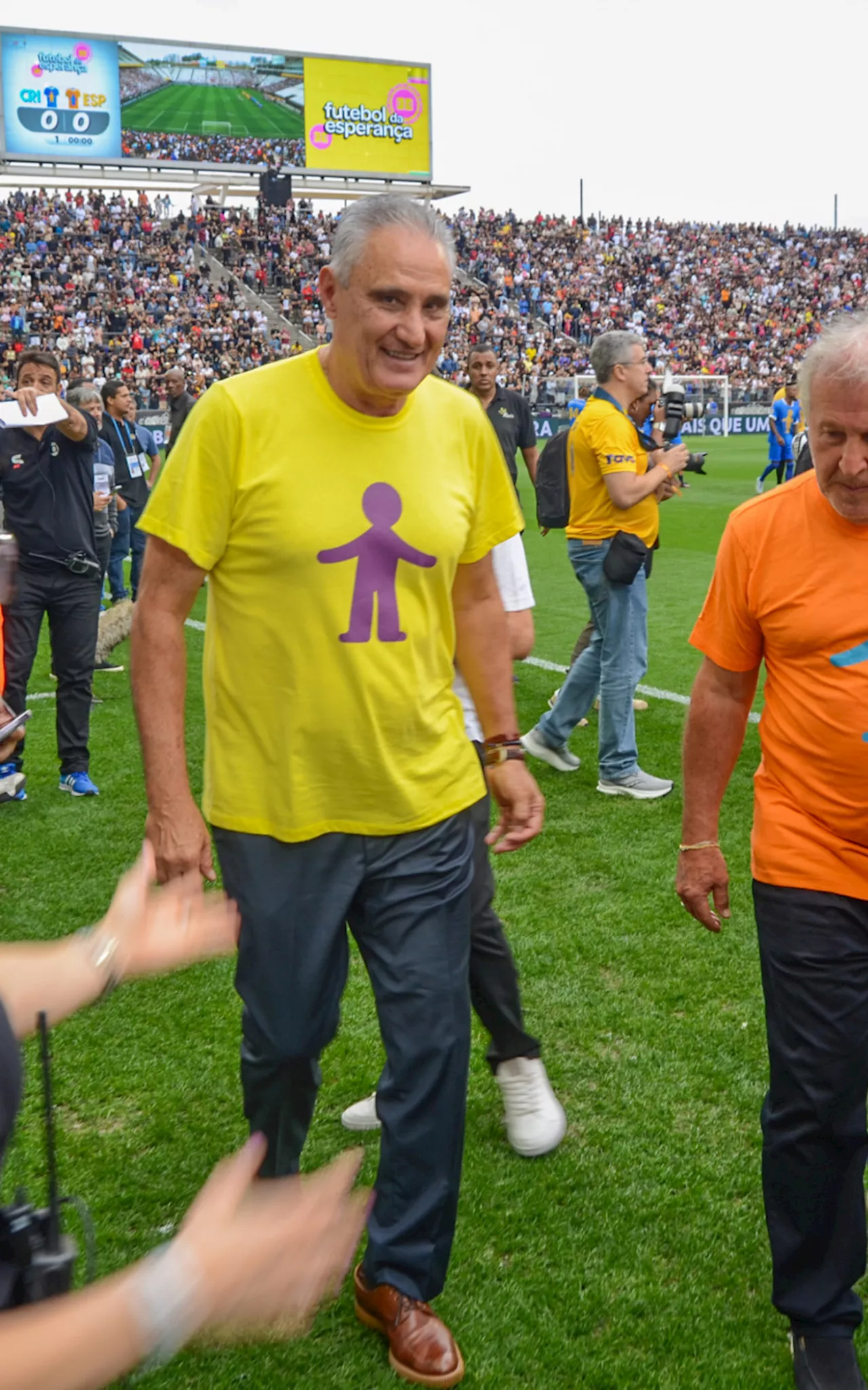 Com a presença de Zico, Tite e celebridades, estádio do Corinthians é palco de jogo beneficente