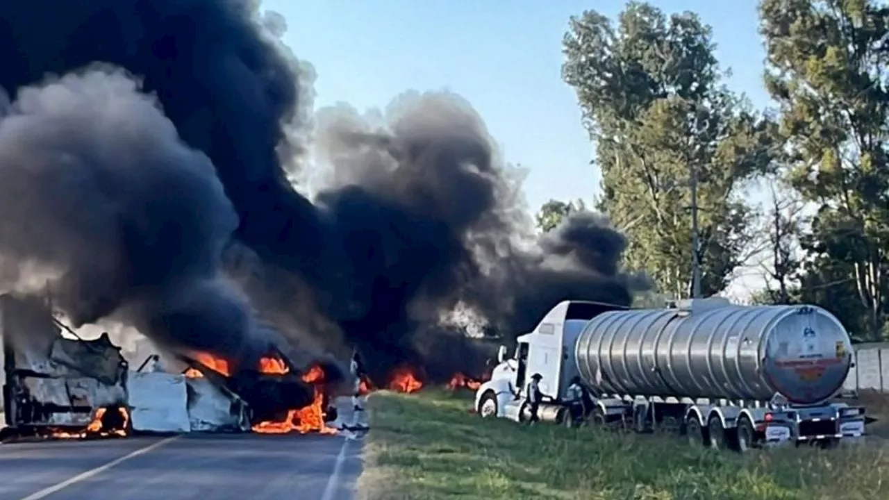 Tiroteo entre fuerzas del orden y CJNG deja vehículos incendiados en Jalisco