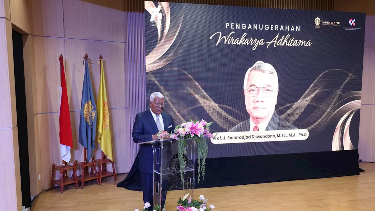 FEB UI Anugerahkan Wirakarya Adhitama kepada Soedradjad Djiwandono