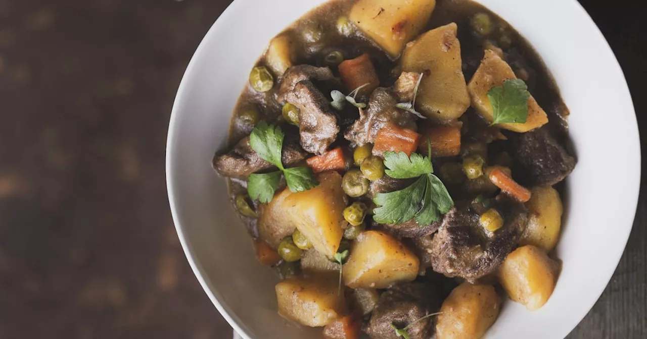 Ragoût de bœuf, carottes, pommes de terre et petits pois