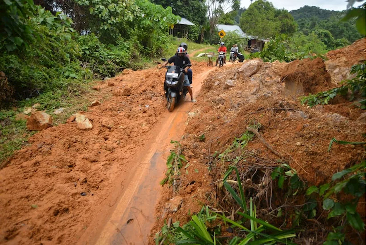 Jalan Lingkar Nipah - Teluk Bayur Padang longsor