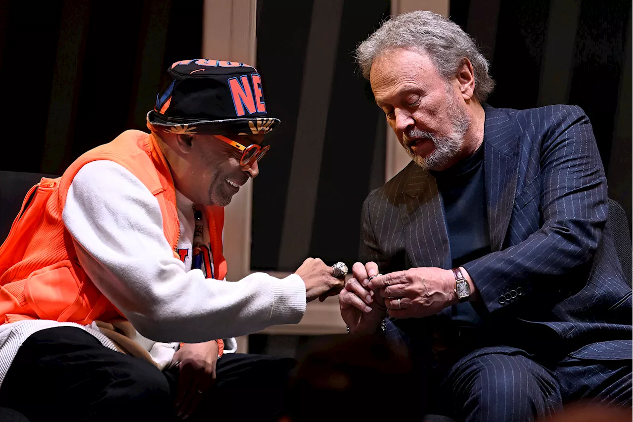 Billy Crystal and Spike Lee take their places at the Hall of Fame as basketball superfans