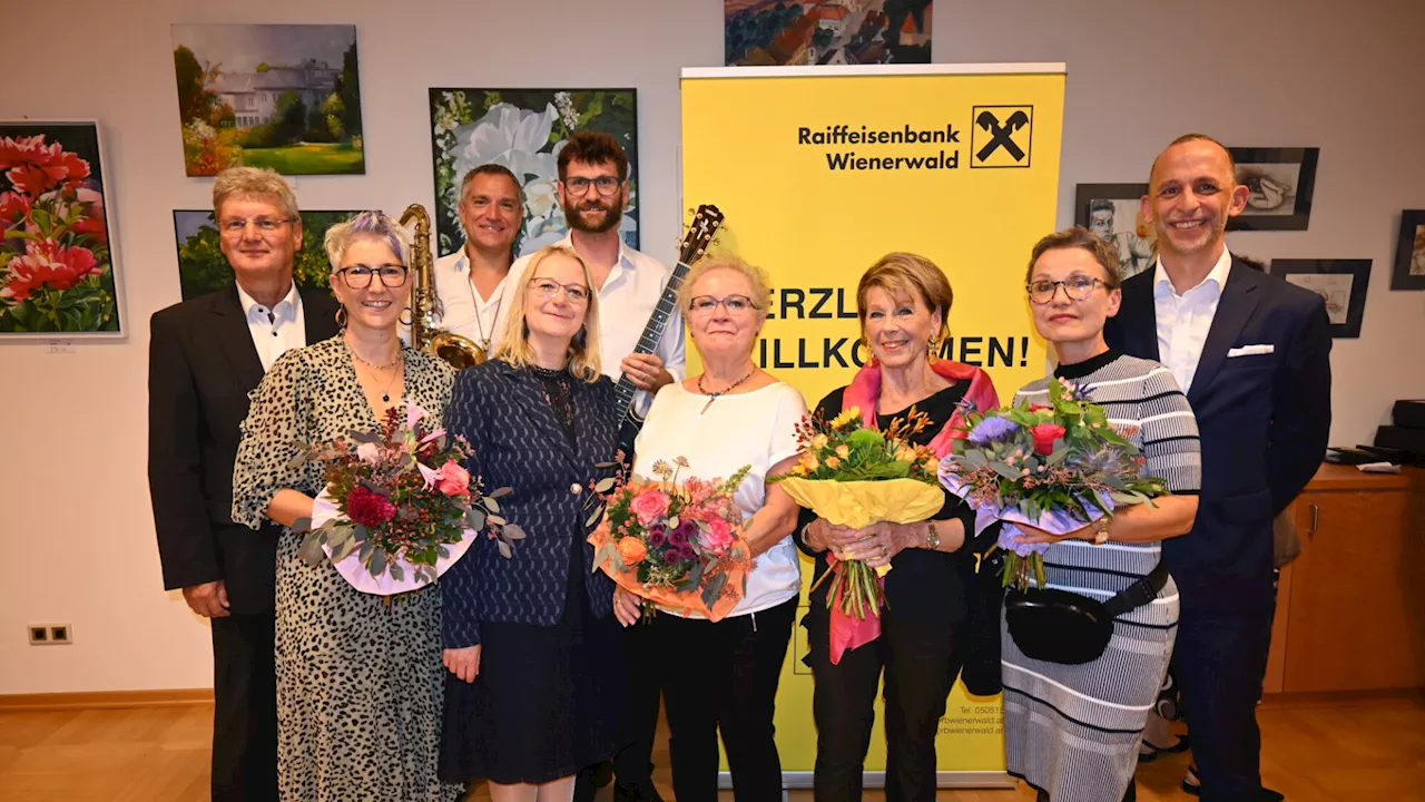 Drei Künstlerinnen bei Vernissage der Raiffeisenbank in Neulengbach