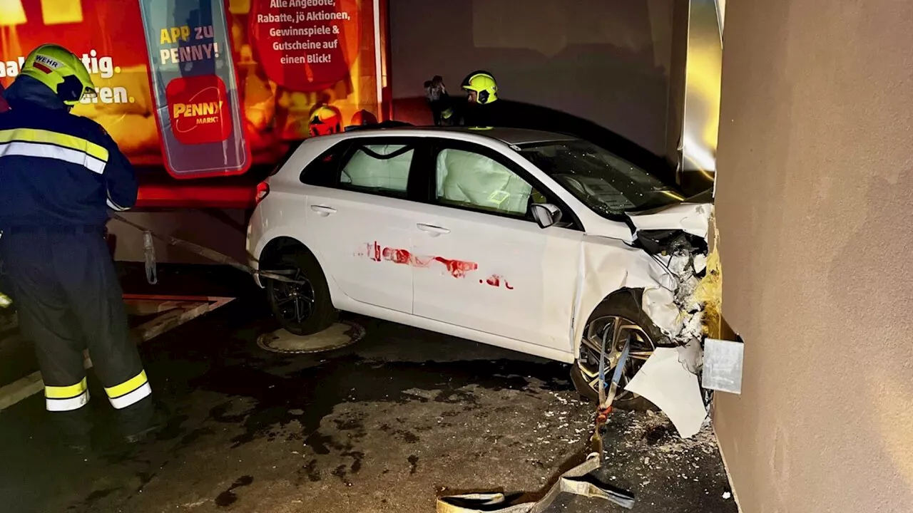 Lenker rast in Lebensmittelmarkt in Pottendorf und flüchtete