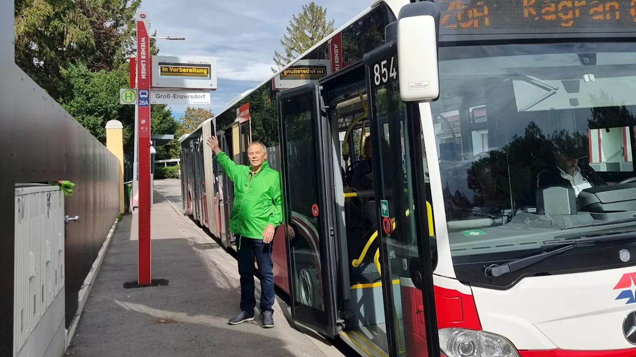 Neue Anzeigetafel an der 26A-Station in Groß-Enzersdorf montiert