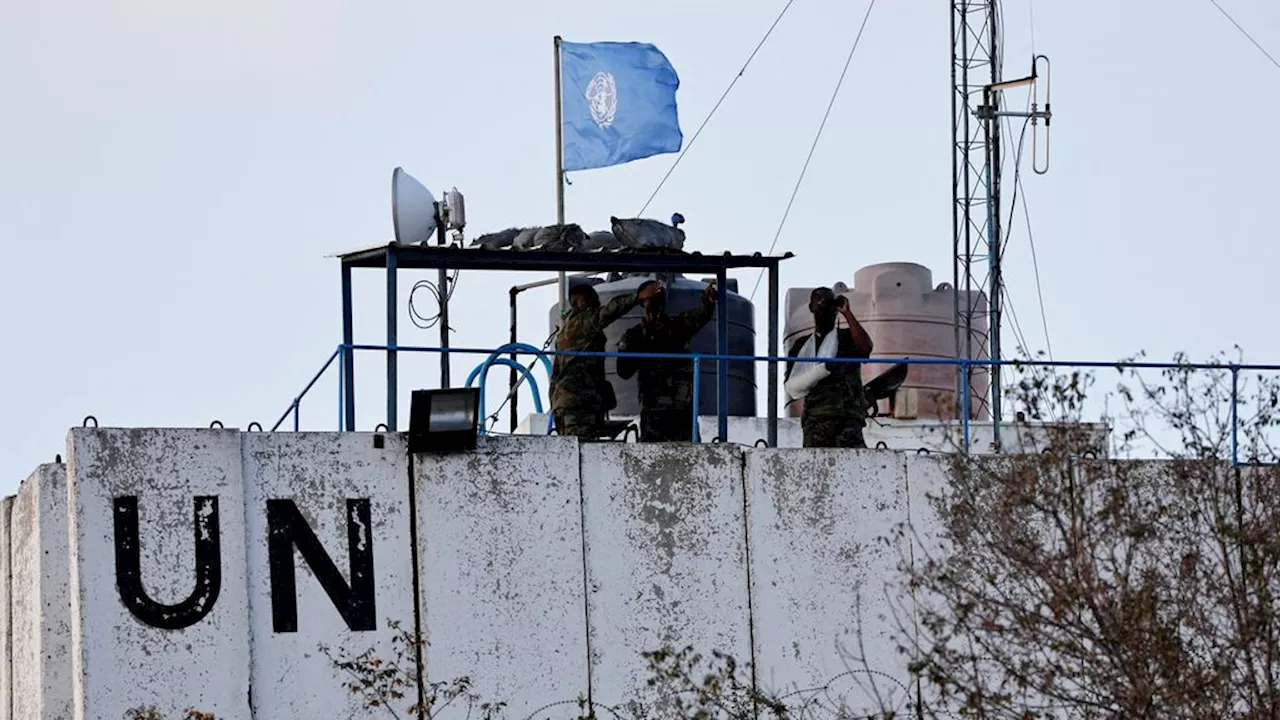 Tanks Israël rammen VN-poort, volgens Israël uit nood tijdens Hezbollah-beschieting