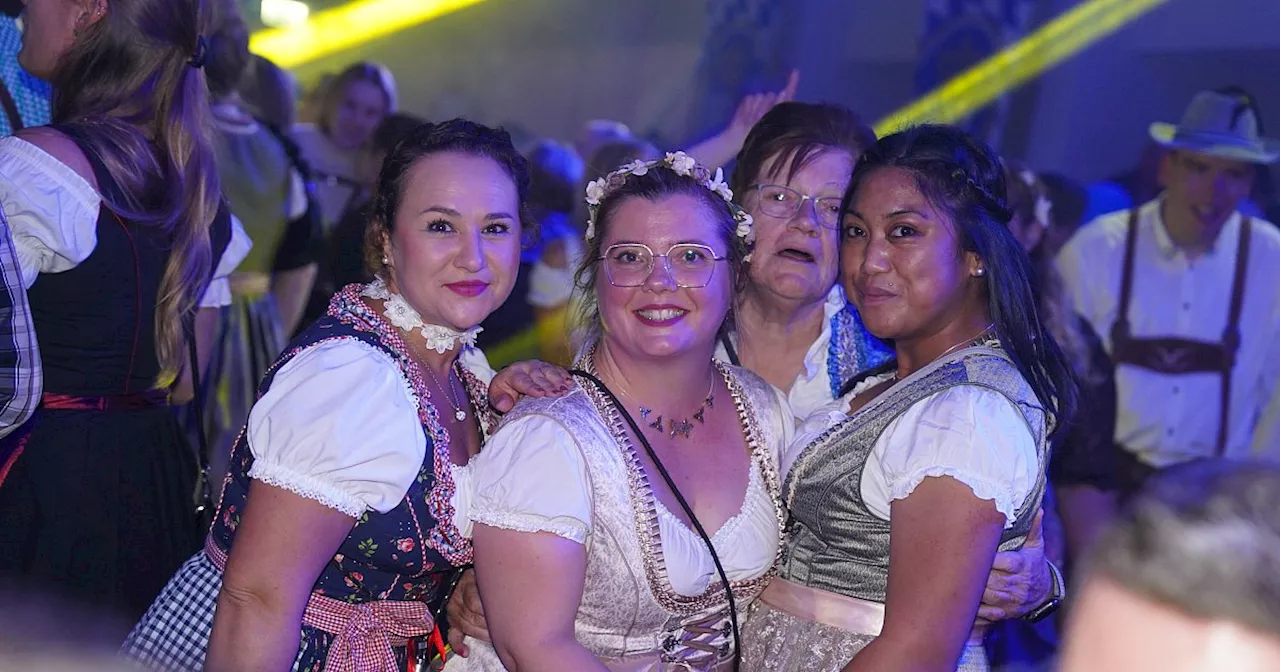 Mit vielen Fotos und Video: Bayerische Gaudi mit Feuerwehrflair beim Oktoberfest Schweicheln