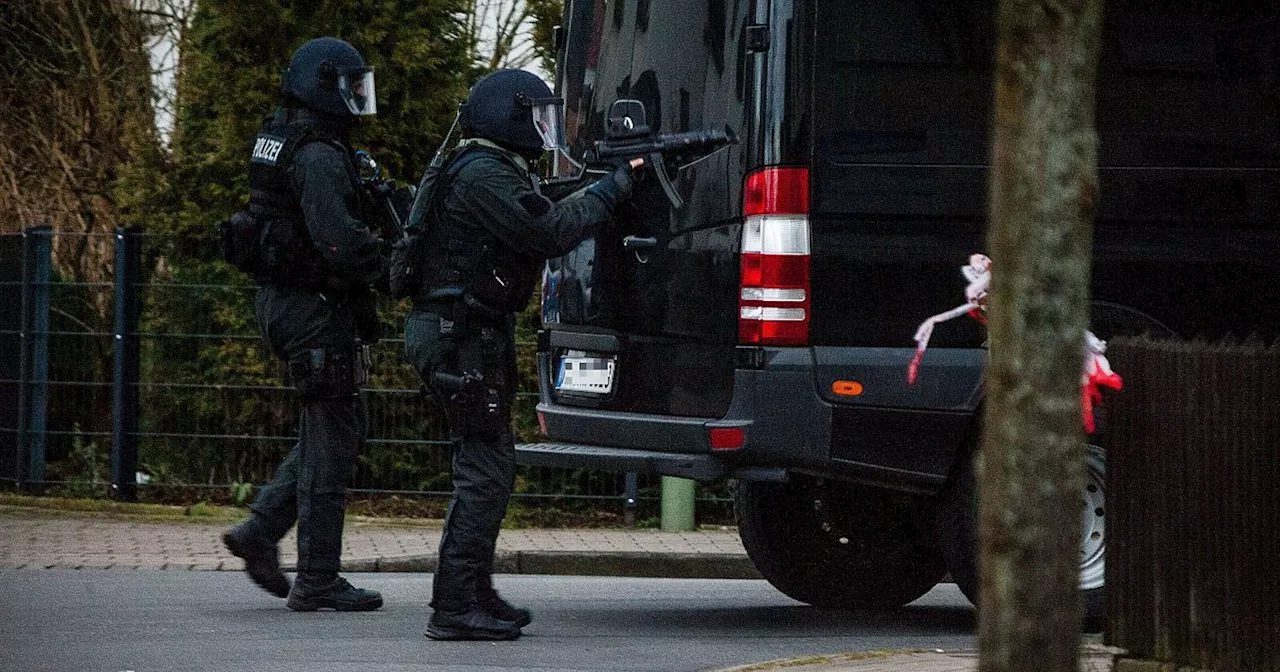 SEK-Einsatz: Armbrust-Pfeil durchschlägt Kinderzimmerfenster in Bielefeld