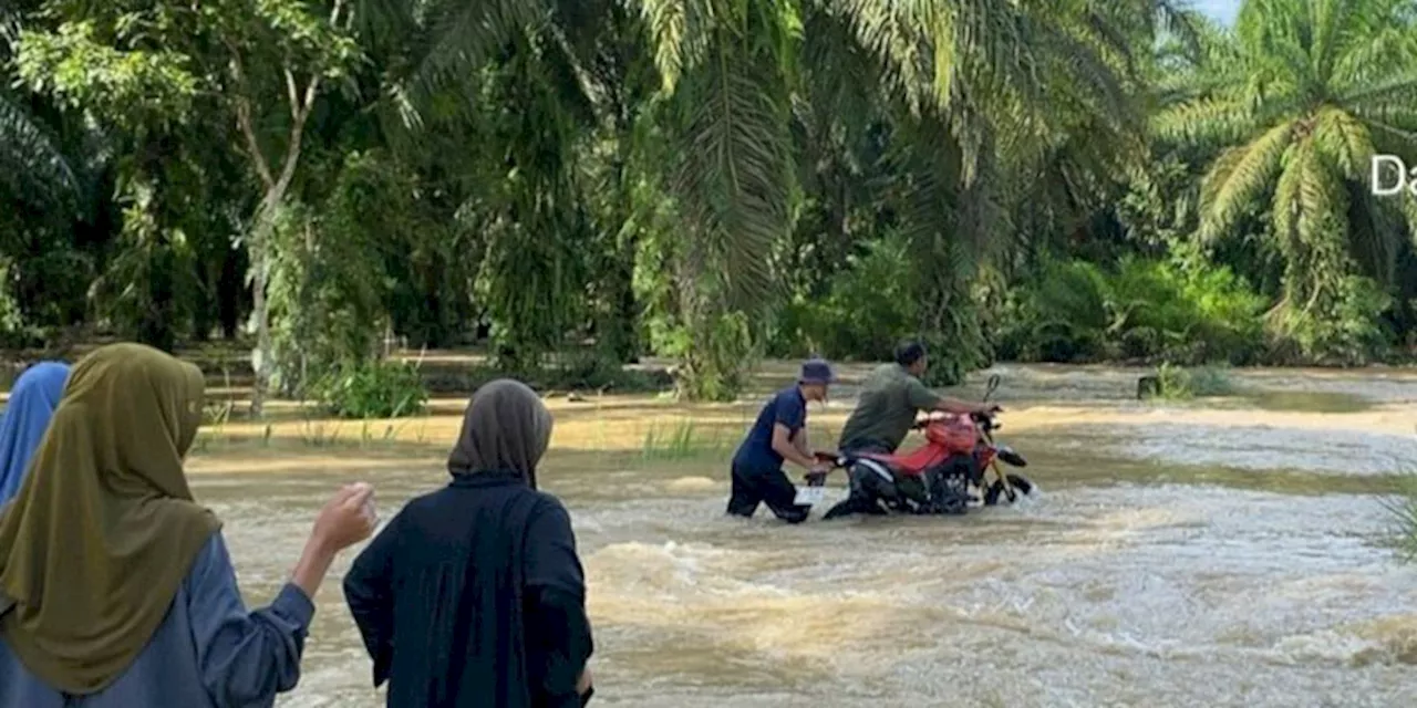 Banjir di Aceh Selatan Bikin Jalan Nasional Lumpuh