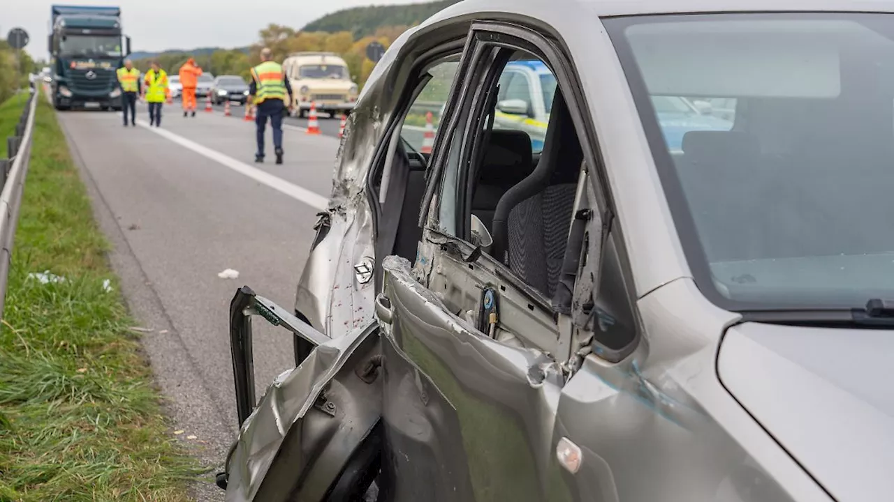 Tragischer Unfall auf der A70 in Bayern: Junge (7) stirbt, Bruder (12) schwer verletzt