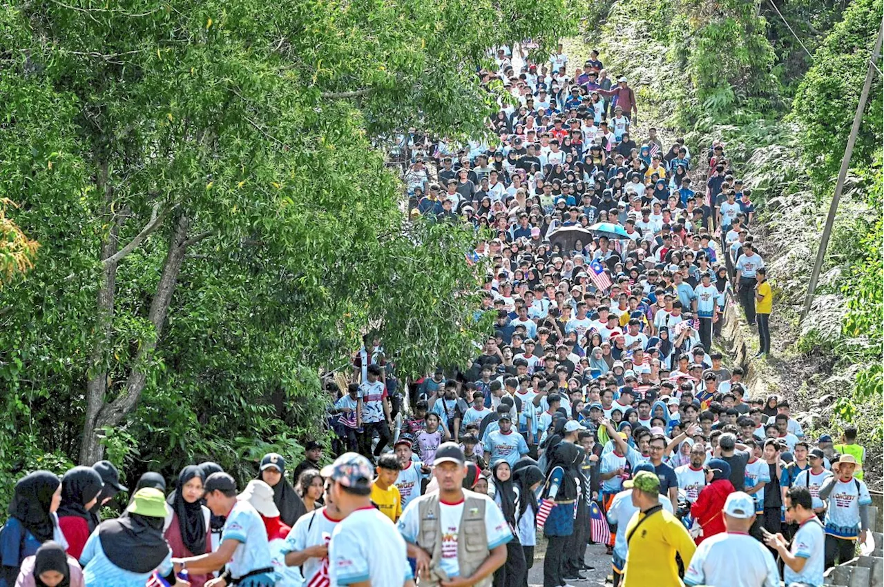 New record set for longest Jalur Gemilang human trail