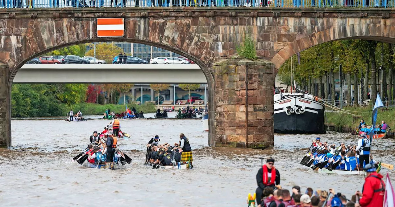 Drachenboote gleiten beim „Monkey Jumble“ durch Saarbrücken