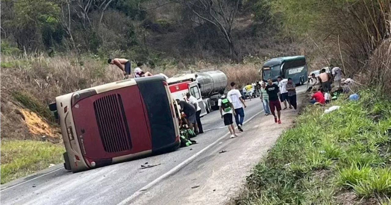 Ônibus com mais de 50 estudantes e monitores tomba e deixa feridos em MG