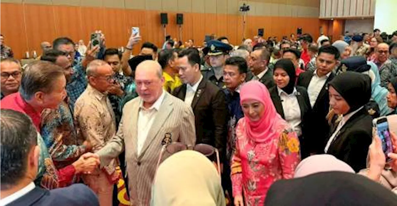 King, Queen meet Malaysians in Brunei