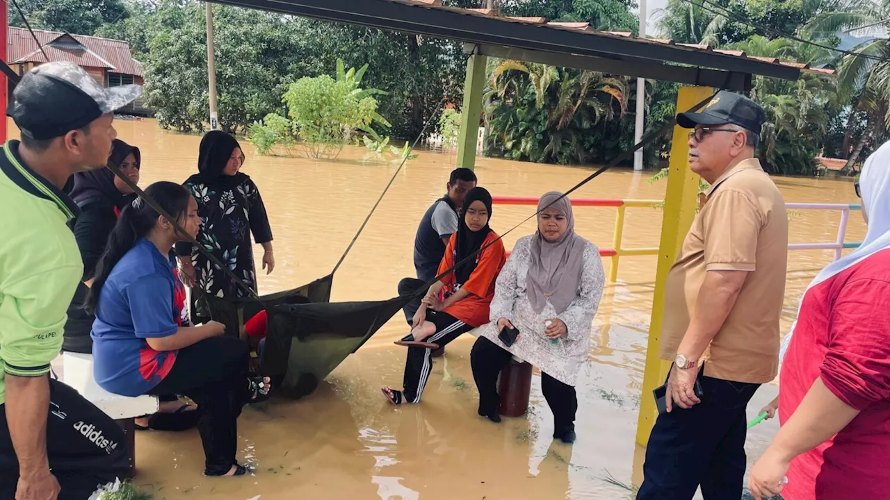 100 penduduk terputus hubungan akibat banjir di Sungai Siput