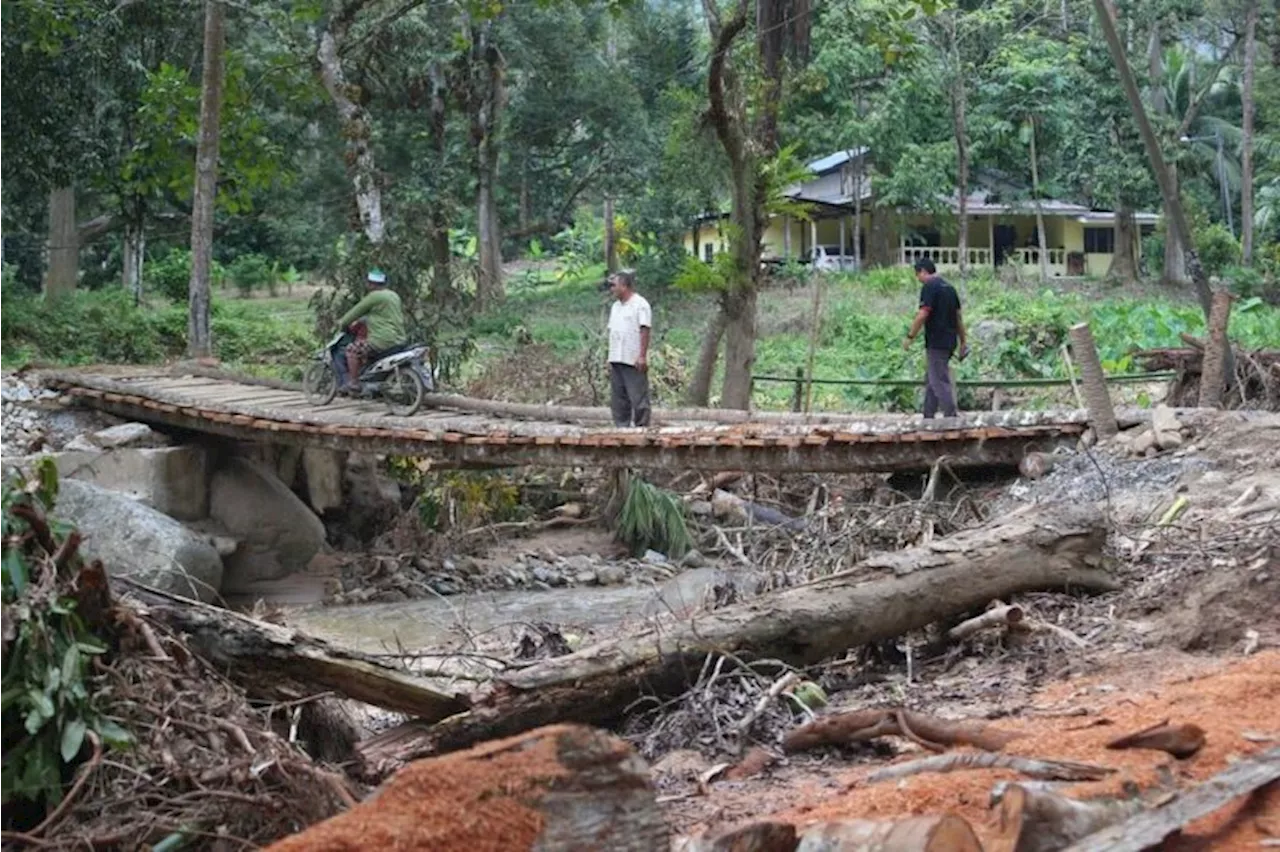 Khuatir Kampung Teluk Rambong dilanda banjir puing