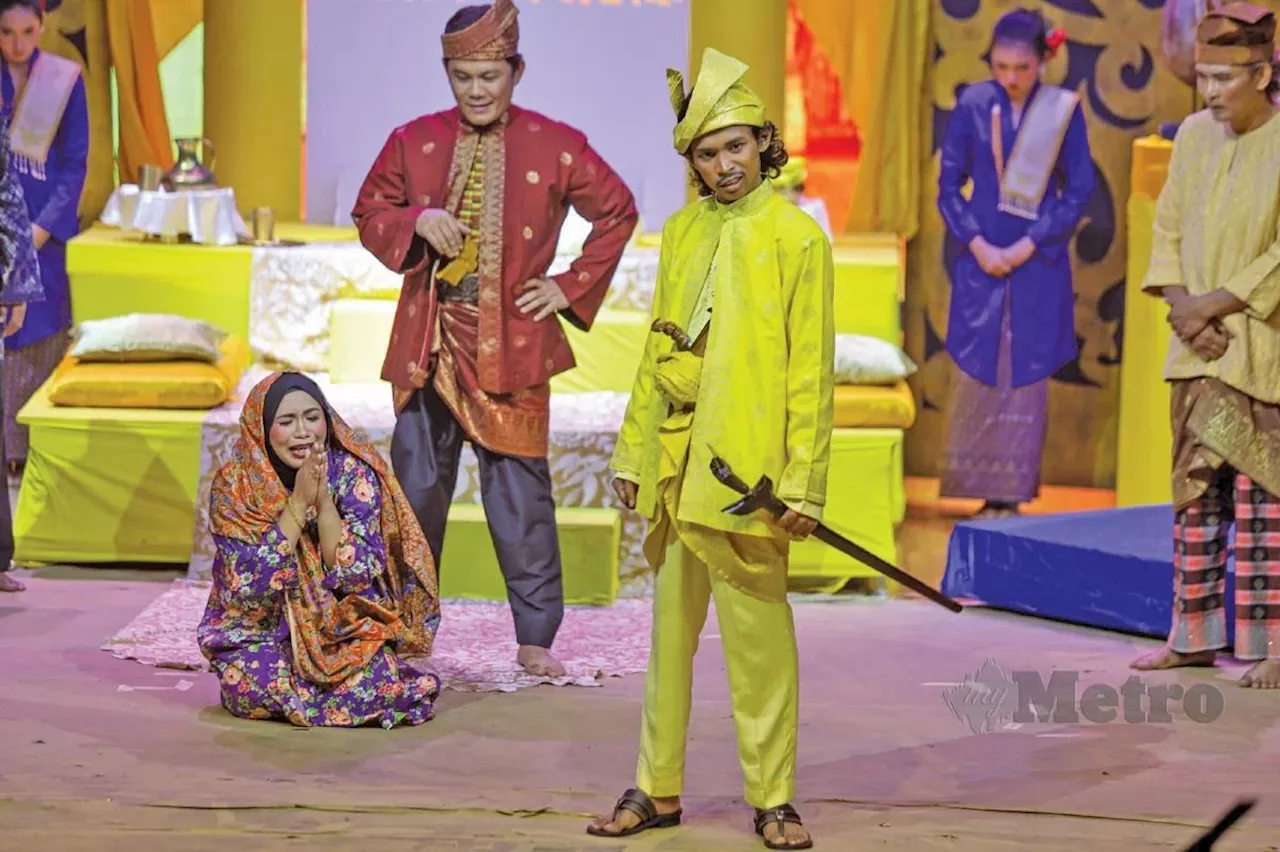 Pengarah teater Dang Anum terima teguran ‘otai’