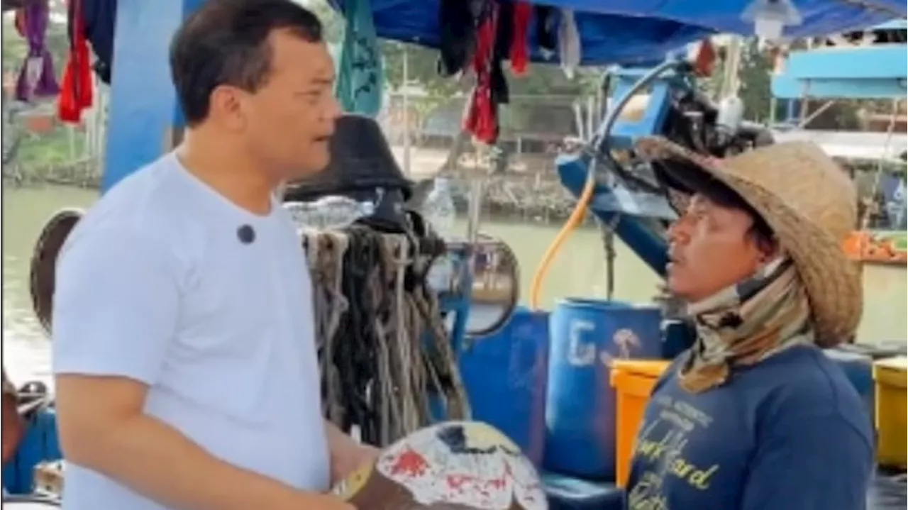 Momen Kocak Cagub Jateng Ahmad Luthfi saat Diberikan Topi Caping dari Nelayan