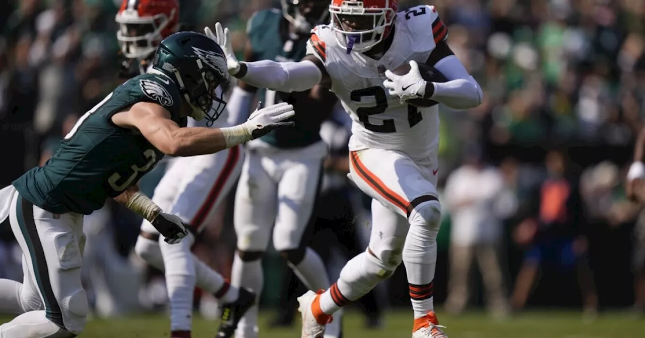 Jalen Hurts throws 2 TD passes as the Eagles hold off the Browns 20-16