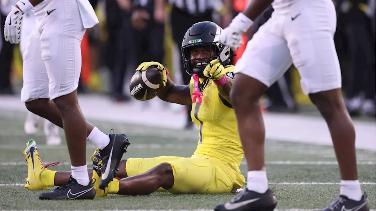 Oregon's Traeshon Holden ejected for spitting on Ohio State player