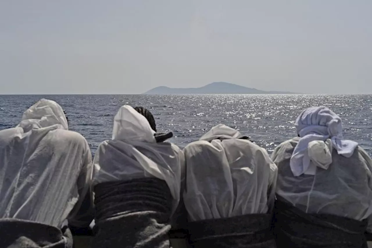 Migranti su pattugliatore della Marina in viaggio verso l'Albania