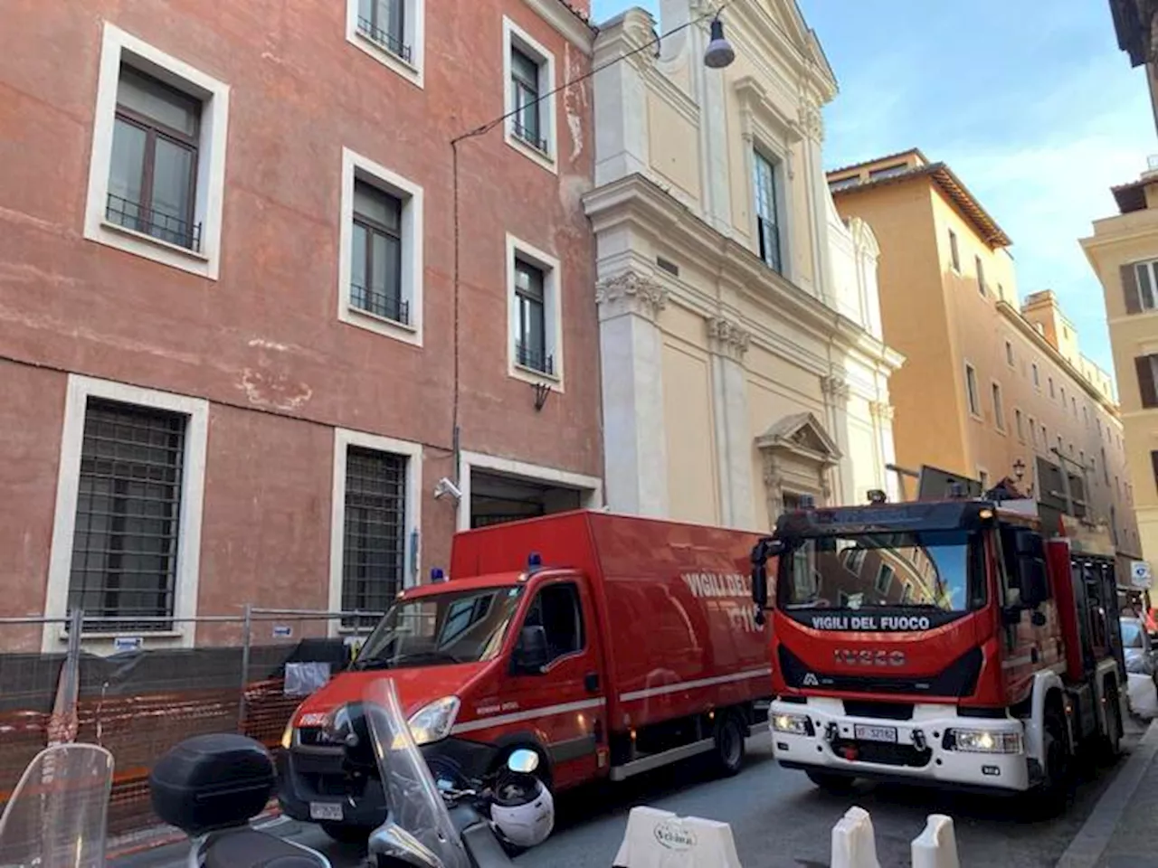 Cade un ascensore in un palazzo in centro a Roma: muore un operaio