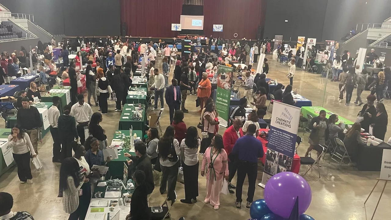 Randall Woodfin highlights opportunities for local students at Birmingham Promise fair