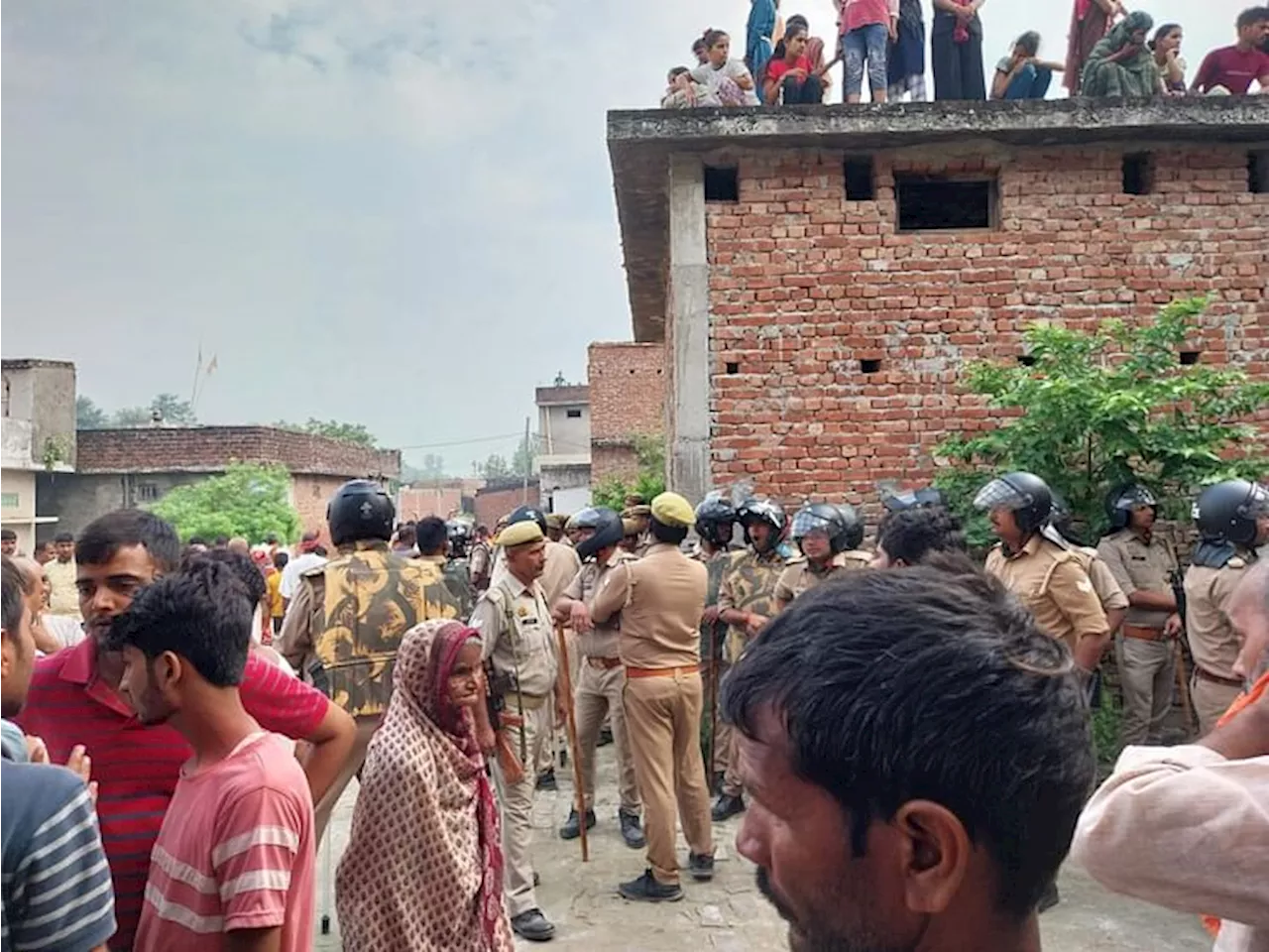 बहराइच हिंसा: परिजनों का अंतिम संस्कार करने से इंकार, ग्रामीणों और पुलिस के बीच हुआ टकराव