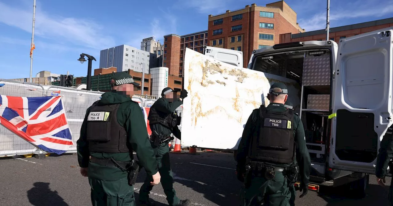 Watch as PSNI officers remove threatening Boyne Bridge sign