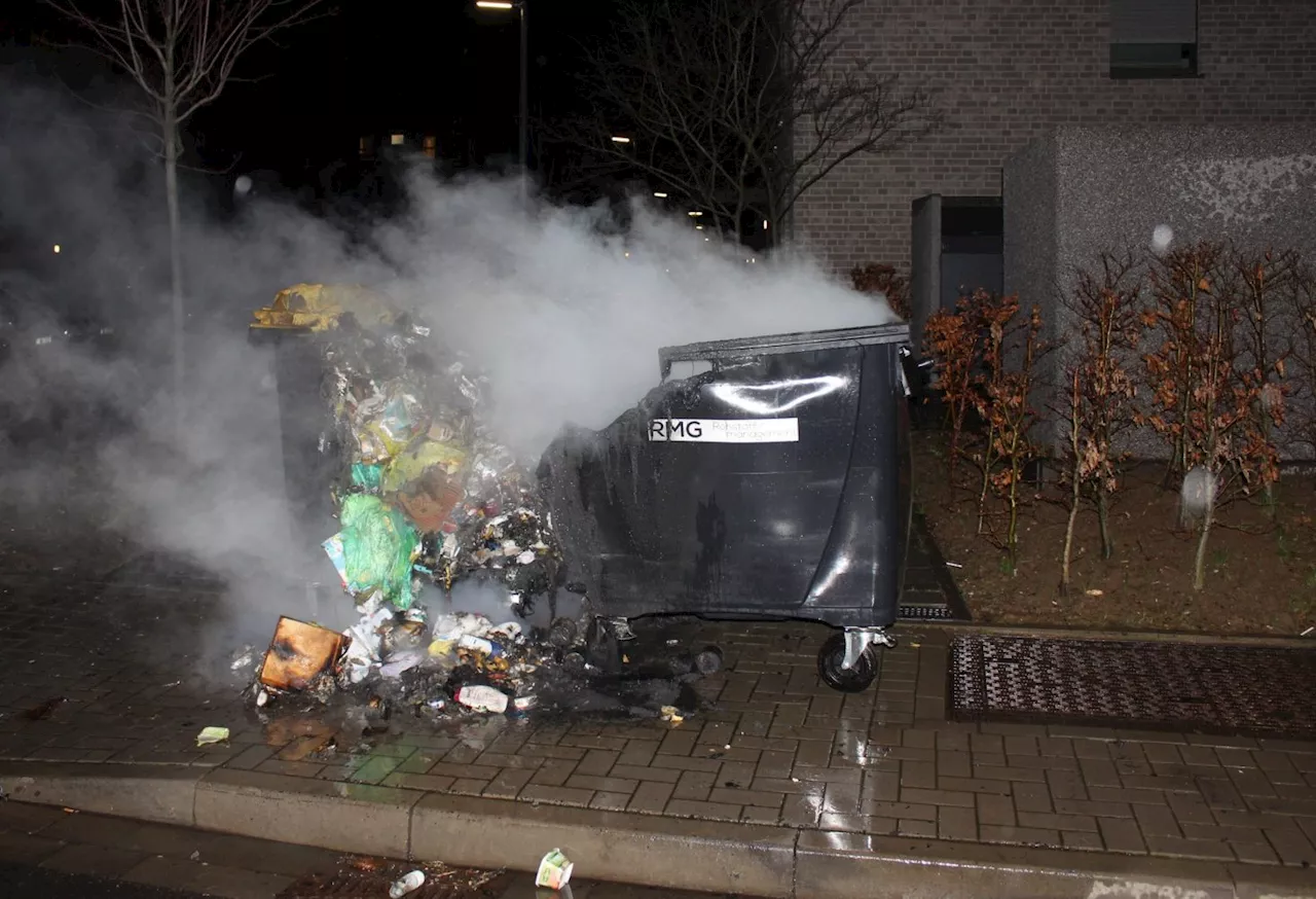 Vier Müllcontainer durch Brand beschädigt - die Polizei bittet um Hinweise