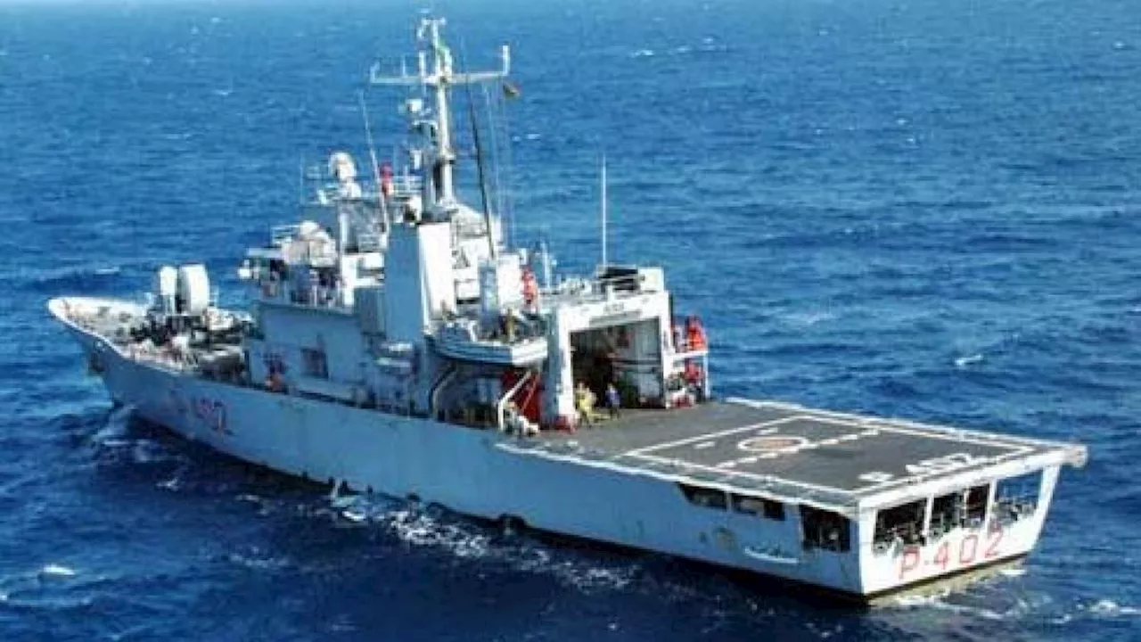 Migranti, primo gruppo diretto in nave verso l'Albania