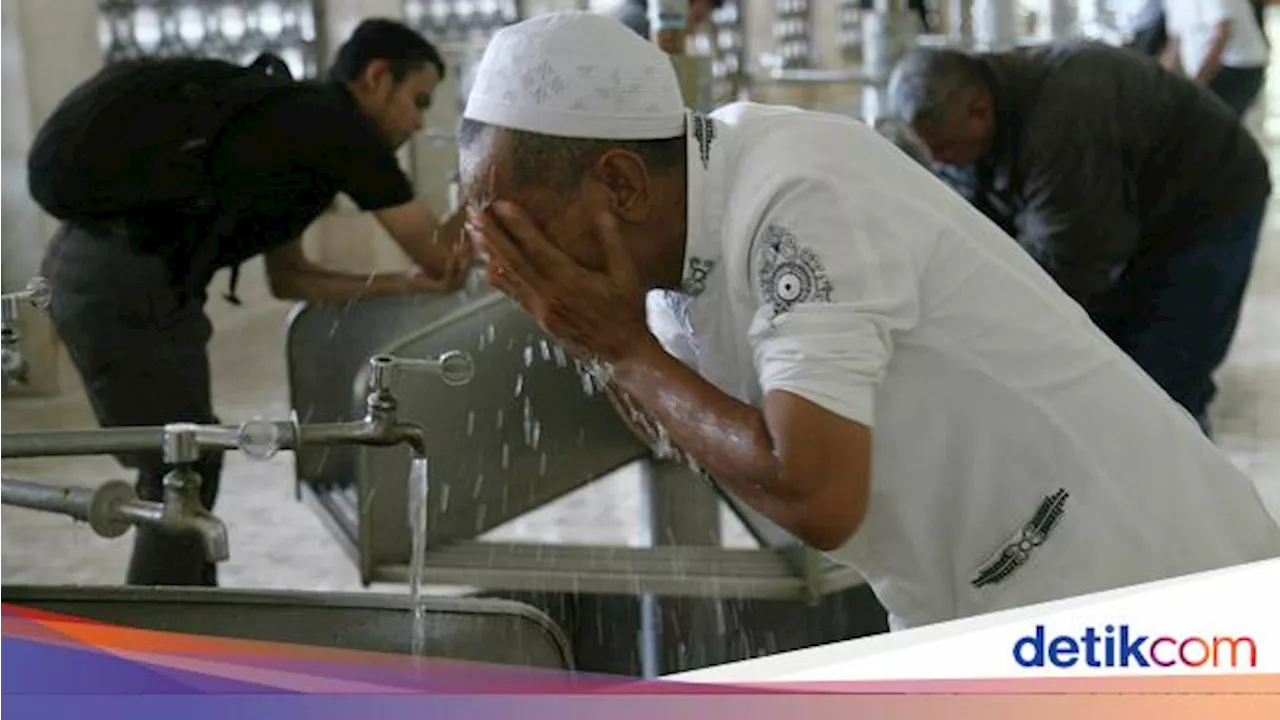 Hukum Mengelap Air Wudhu, Apakah Boleh? Ini Penjelasan Ustadz