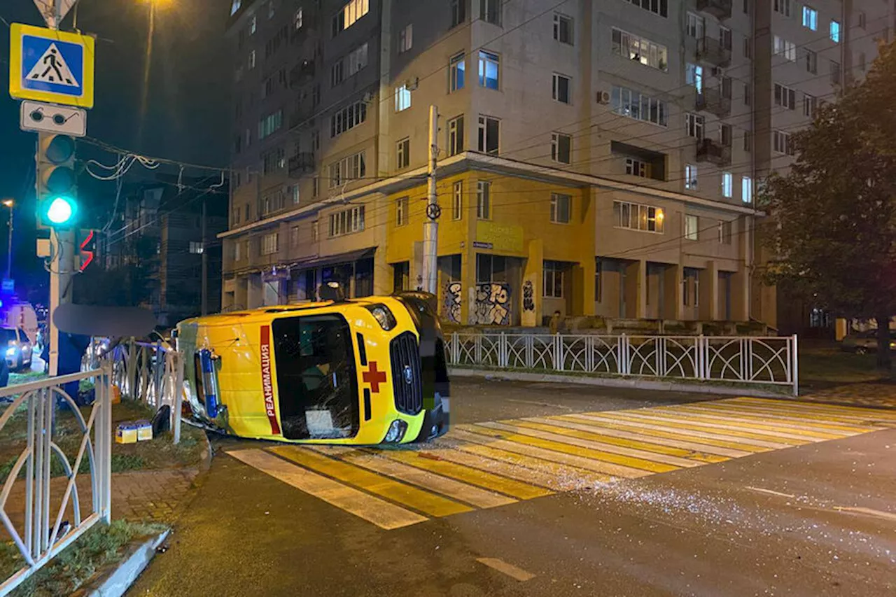 В Ставрополе машина скорой помощи перевернулась в ДТП, пострадали три человека