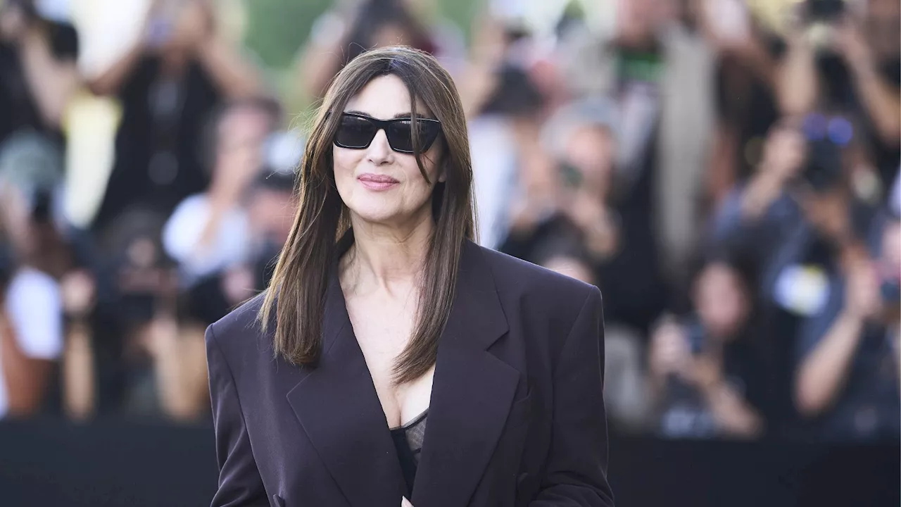 Monica Bellucci (60 ans) hypnotisante dans une robe (très) moulante