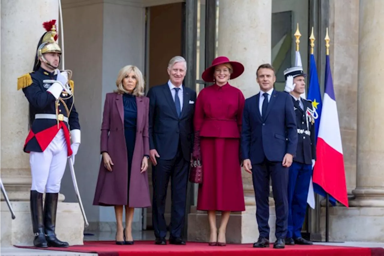 Belgische vorstenpaar aan Arc de Triomphe ontvangen door Franse president Macron