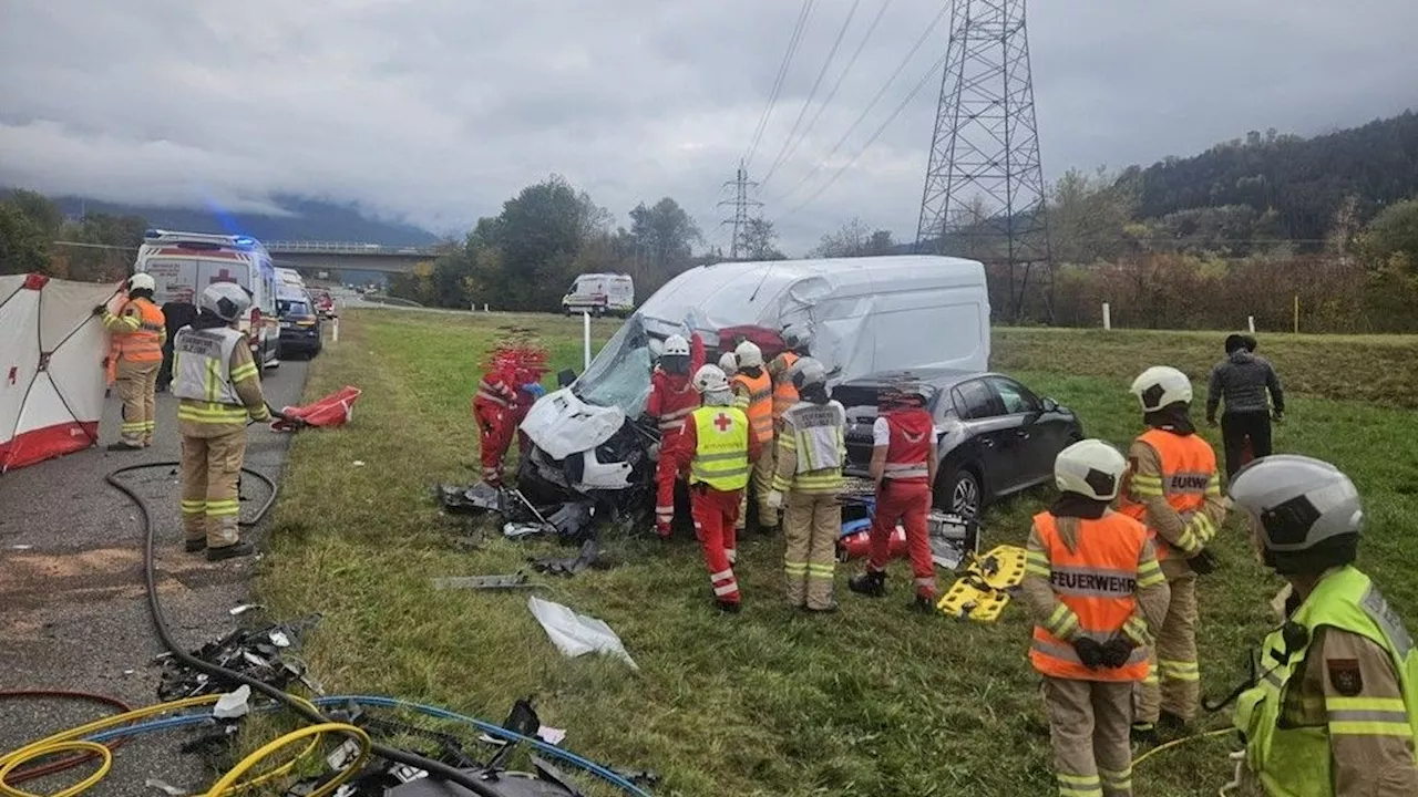  Heftiger Crash! Mann (52) in Transporter eingeklemmt