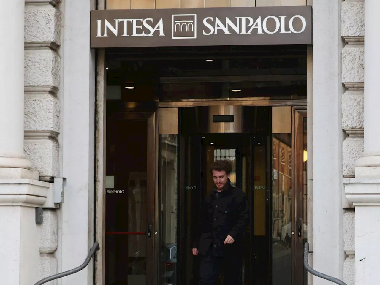 Conti spiati, indagata Intesa Sanpaolo: “Non vigilò sul dipendente”