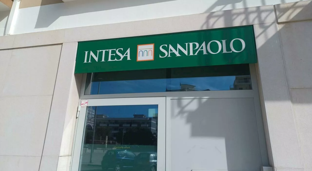 Conti spiati, Banca Intesa Sanpaolo indagata per responsabilità amministrativa: i clienti valutano risarciment